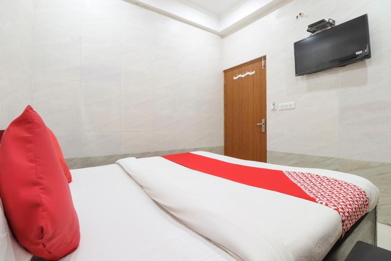 Oyo 69378 Trilok Dham Hotell Vrindāvan Exteriör bild