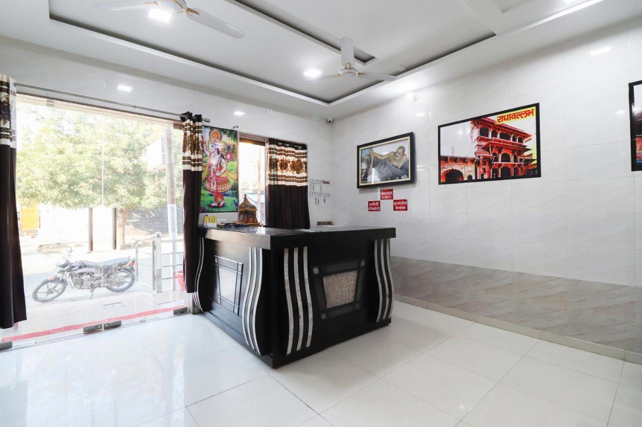 Oyo 69378 Trilok Dham Hotell Vrindāvan Exteriör bild
