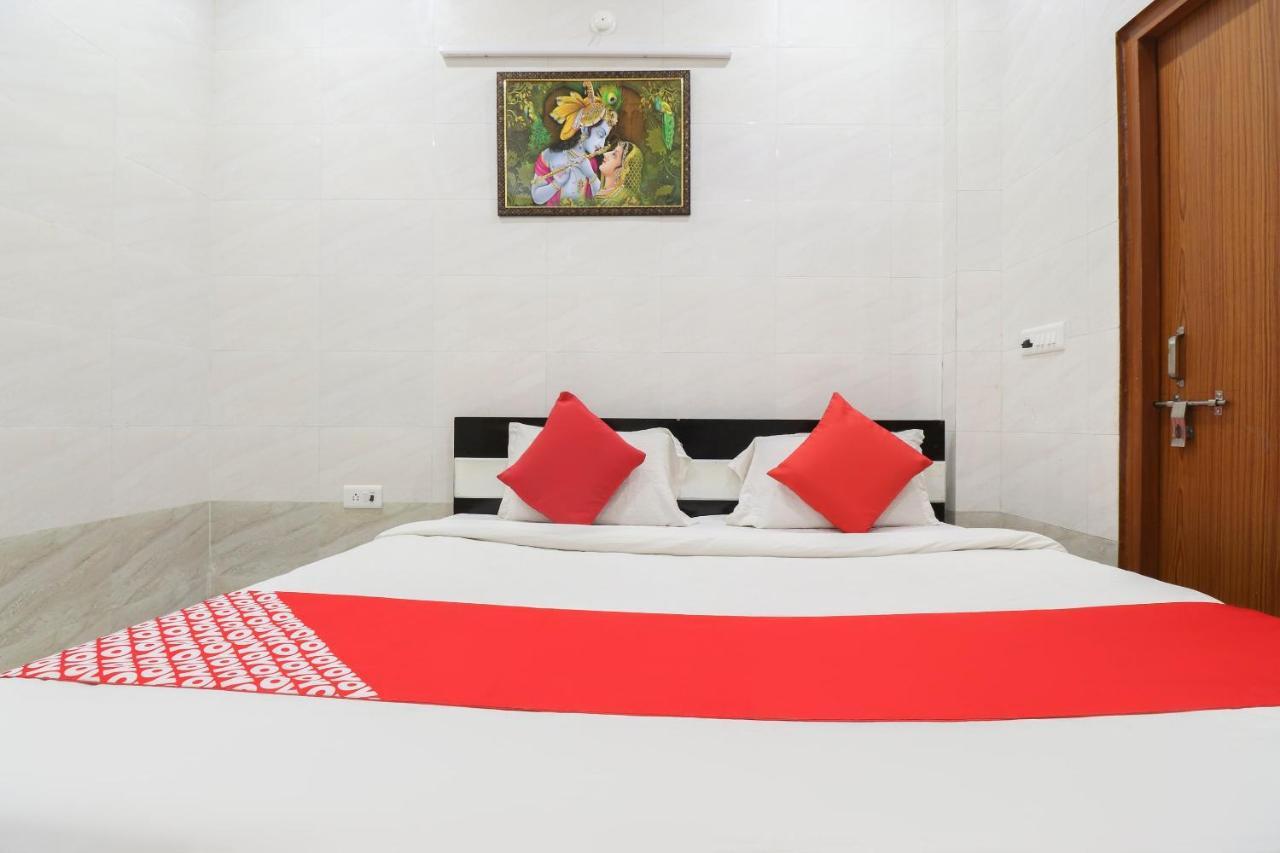 Oyo 69378 Trilok Dham Hotell Vrindāvan Exteriör bild