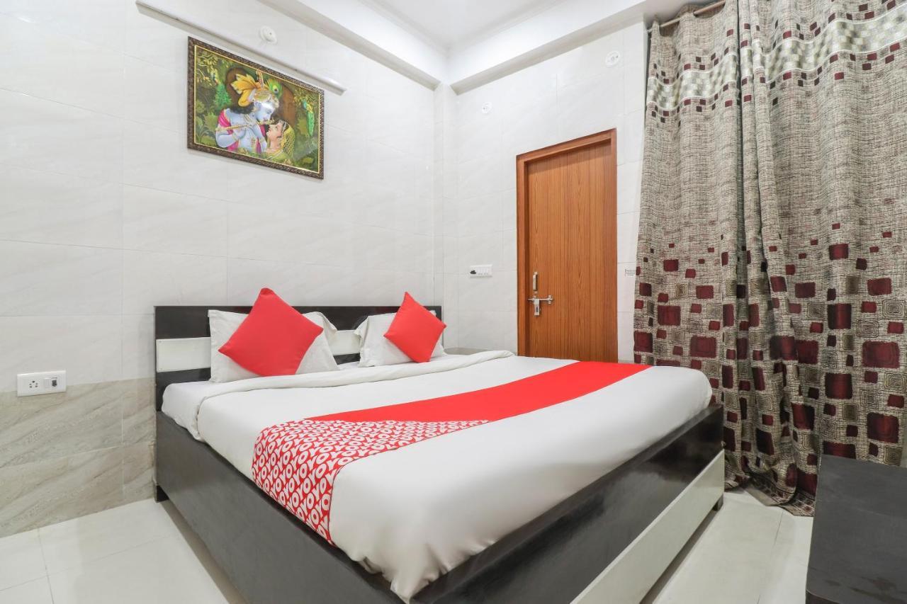 Oyo 69378 Trilok Dham Hotell Vrindāvan Exteriör bild