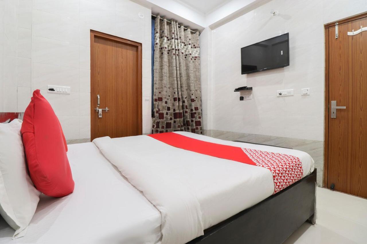 Oyo 69378 Trilok Dham Hotell Vrindāvan Exteriör bild